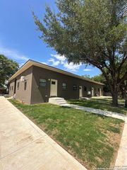 1912 14th St Apt 6, Hondo, TX 78861
