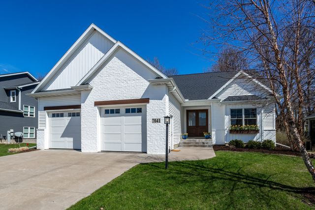 7041 Alvie Lane, Bettendorf, IA 52722