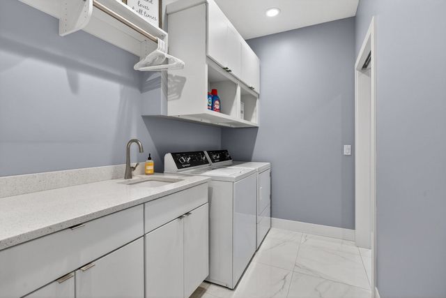 7041 Alvie Lane, Bettendorf, IA 52722