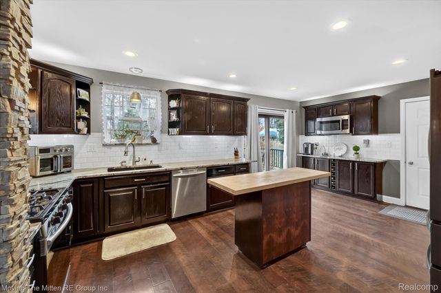 10129 Walnut Shores Drive, Tyrone Township, MI 48430