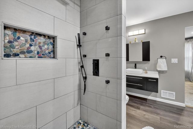 10129 Walnut Shores Drive, Tyrone Township, MI 48430