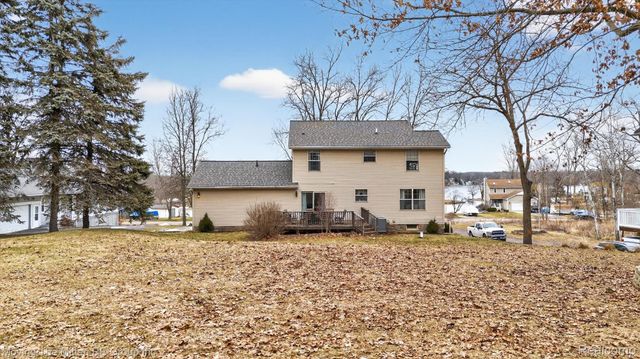 10129 Walnut Shores Drive, Tyrone Township, MI 48430