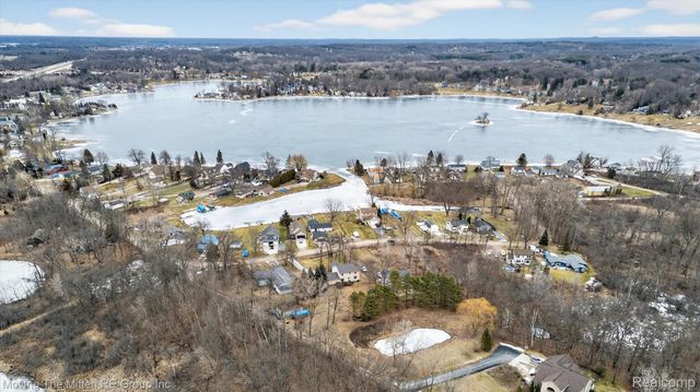 10129 Walnut Shores Drive, Tyrone Township, MI 48430