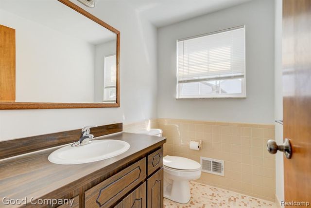 87 Forthton Drive, Troy, MI 48084