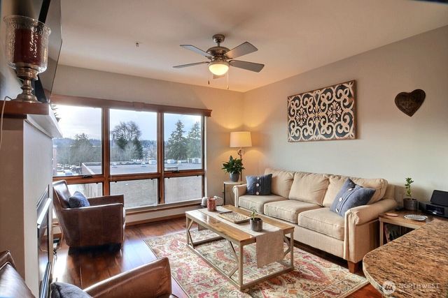 210 W Pioneer #313, Puyallup, WA 98371
