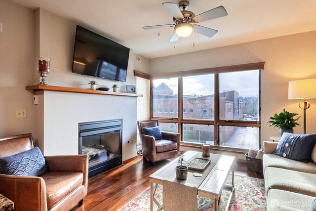 210 W Pioneer #313, Puyallup, WA 98371