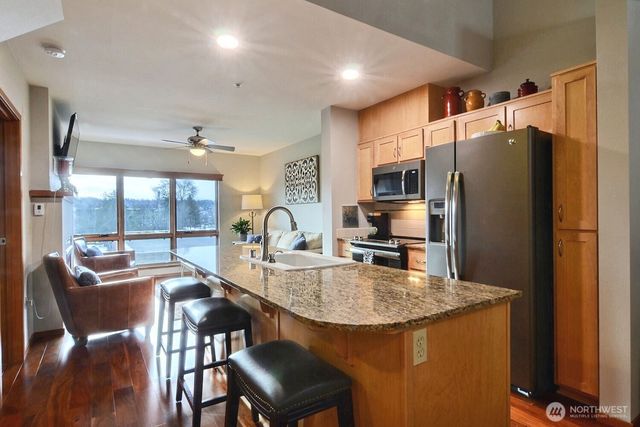 210 W Pioneer #313, Puyallup, WA 98371