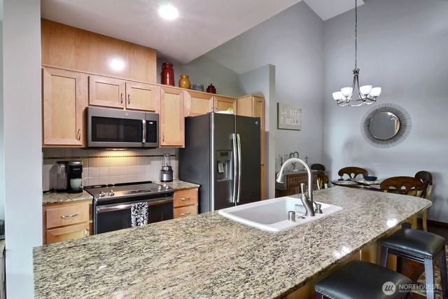 210 W Pioneer #313, Puyallup, WA 98371