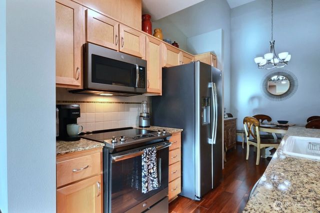 210 W Pioneer #313, Puyallup, WA 98371