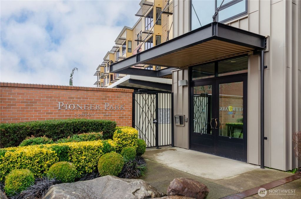 210 W Pioneer #313, Puyallup, WA 98371