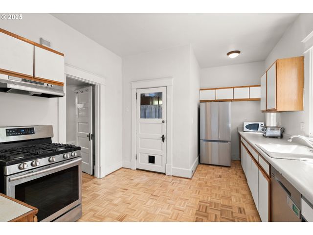 5704 N GREELEY Ave, Portland, OR 97217