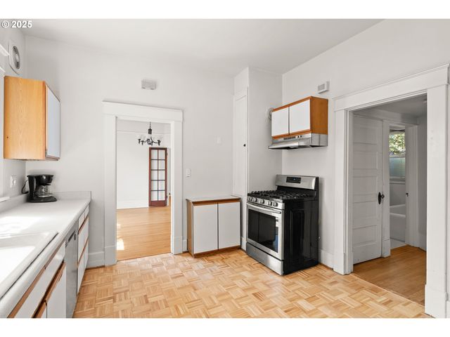 5704 N GREELEY Ave, Portland, OR 97217