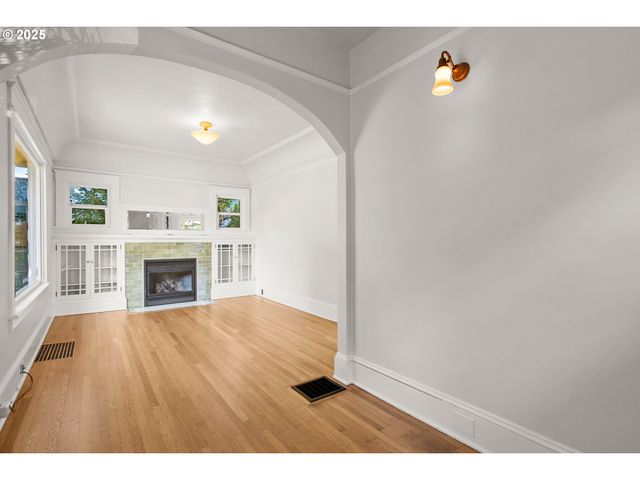 5704 N GREELEY Ave, Portland, OR 97217