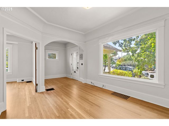 5704 N GREELEY Ave, Portland, OR 97217