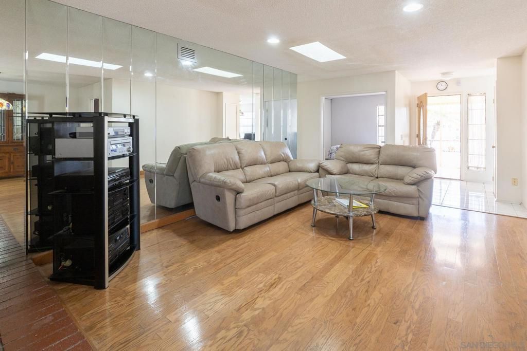 Image 7 of property listing at 2254 Spring Oak Way, San Diego, CA 92139