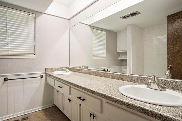 11017 Coachmans Road, Yukon, OK 73099