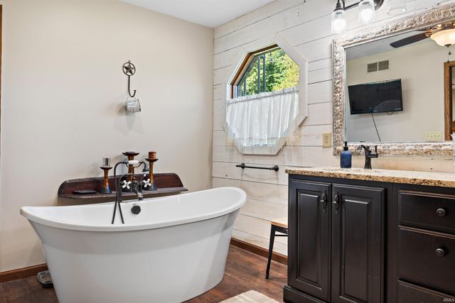 1505 N Etna Road, Huntington, IN 46750