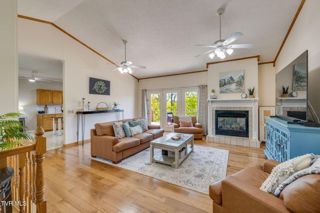 127 West Lake Drive, Rogersville, TN 37857