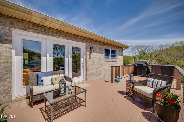 127 West Lake Drive, Rogersville, TN 37857