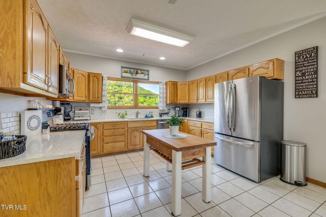 127 West Lake Drive, Rogersville, TN 37857