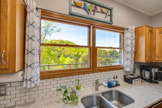 127 West Lake Drive, Rogersville, TN 37857