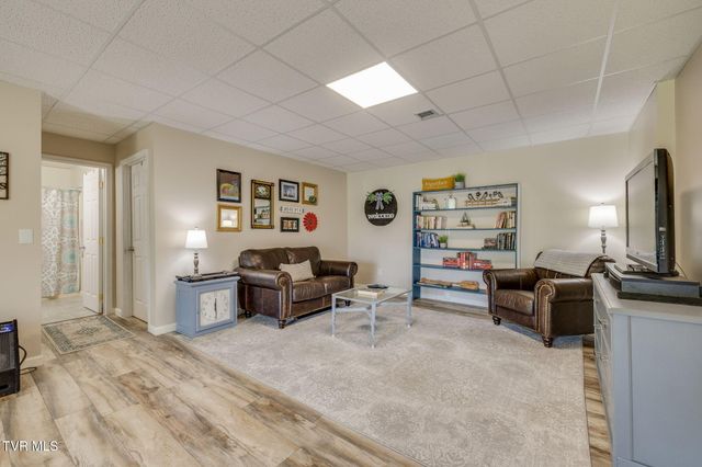 127 West Lake Drive, Rogersville, TN 37857