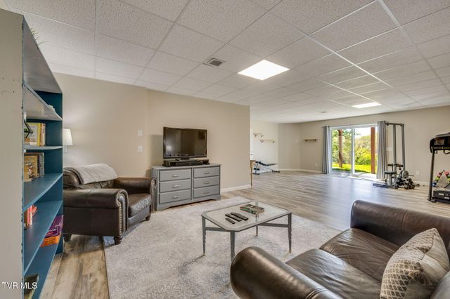 127 West Lake Drive, Rogersville, TN 37857