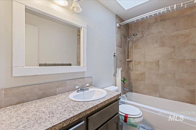 1042 W Pennwood St, Meridian, ID 83642