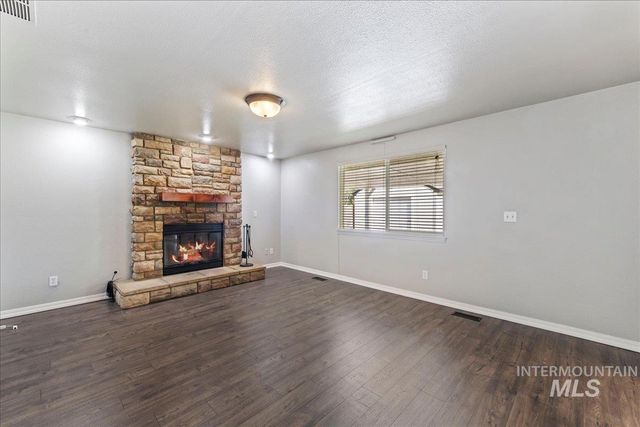 1042 W Pennwood St, Meridian, ID 83642