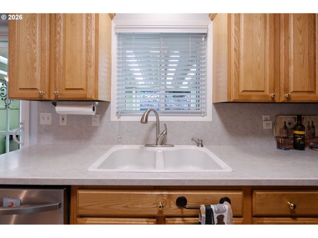 12550 Se MAIN St, Portland, OR 97233