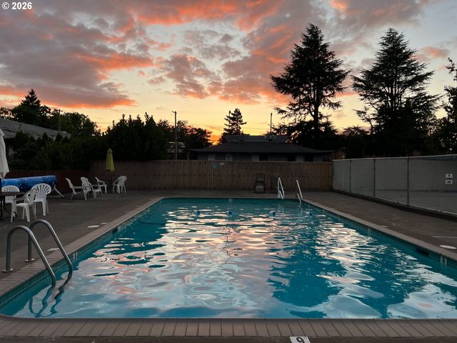 12550 Se MAIN St, Portland, OR 97233