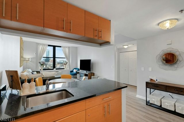 102 Christopher Columbus Dr 803, Jersey City, NJ 07302