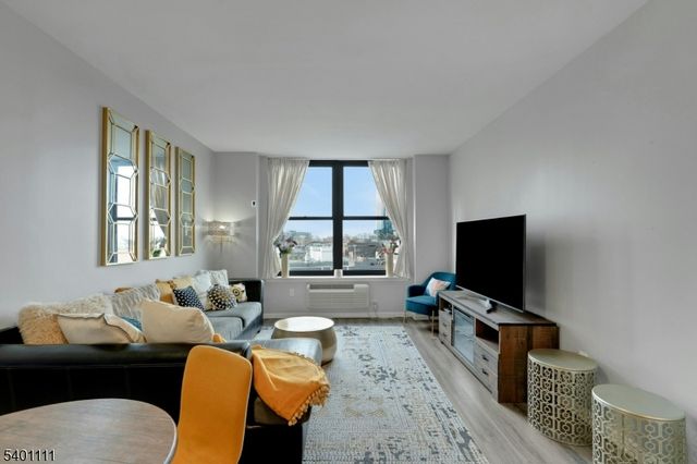 102 Christopher Columbus Dr 803, Jersey City, NJ 07302