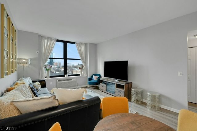 102 Christopher Columbus Dr 803, Jersey City, NJ 07302