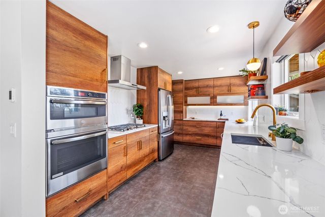 8659 Fauntlee Crest SW, Seattle, WA 98136