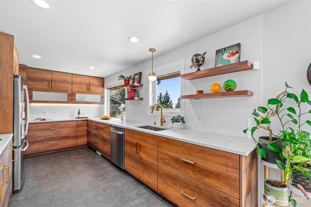 8659 Fauntlee Crest SW, Seattle, WA 98136