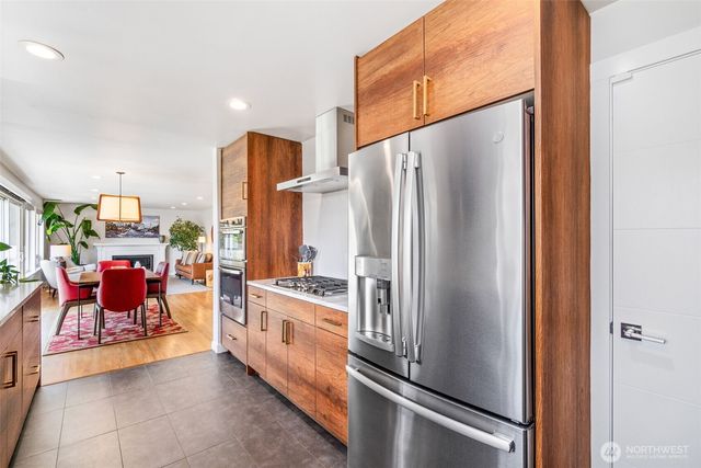 8659 Fauntlee Crest SW, Seattle, WA 98136