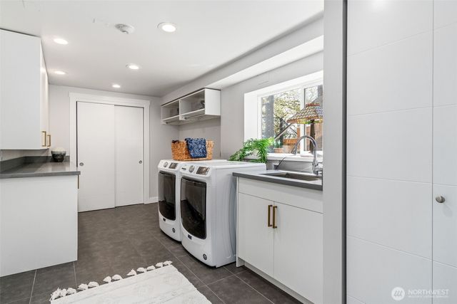 8659 Fauntlee Crest SW, Seattle, WA 98136