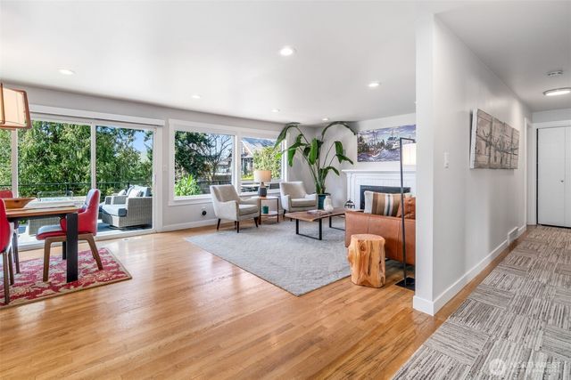 8659 Fauntlee Crest SW, Seattle, WA 98136