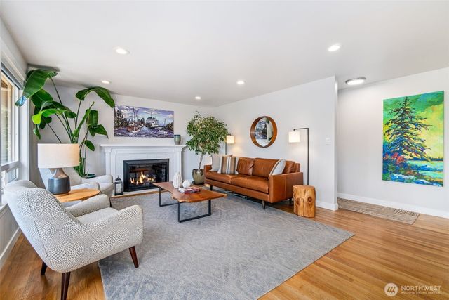 8659 Fauntlee Crest SW, Seattle, WA 98136