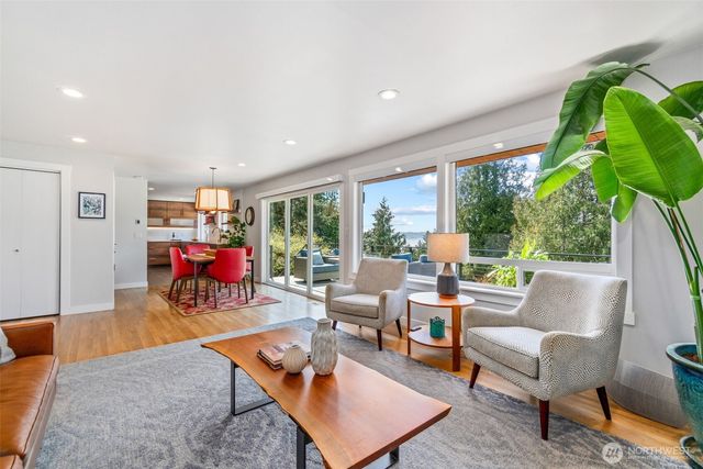 8659 Fauntlee Crest SW, Seattle, WA 98136