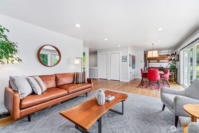 8659 Fauntlee Crest SW, Seattle, WA 98136