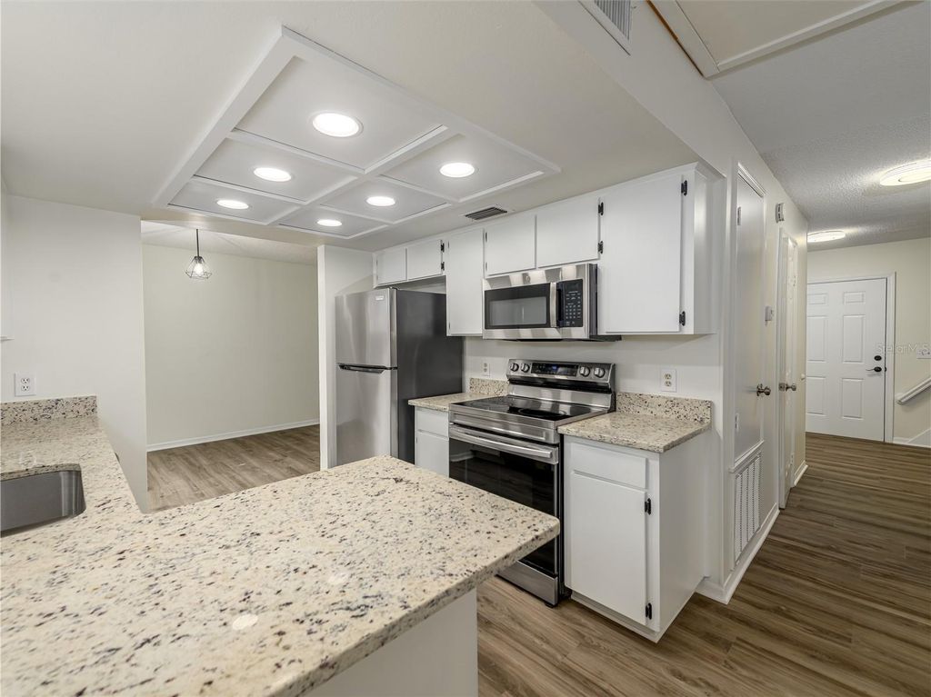 Image 13 of property listing at 9703 FOX HOLLOW ROAD, Tampa, FL 33647