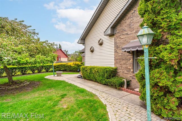 47799 Farmbrook Court, Chesterfield, MI 48051