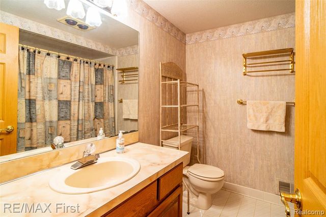47799 Farmbrook Court, Chesterfield, MI 48051
