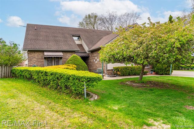 47799 Farmbrook Court, Chesterfield, MI 48051