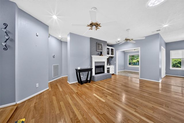 822 Sentinel Oaks, Pinehurst, TX 77362