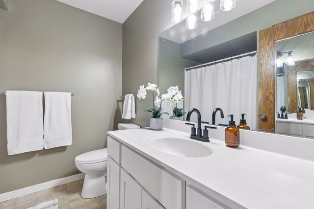434 E 11th Street J, New Richmond, WI 54017