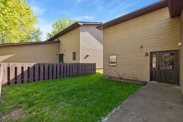 434 E 11th Street J, New Richmond, WI 54017