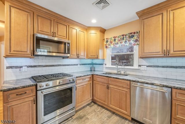 3 Canterbury Rd, Ringwood Boro, NJ 07456